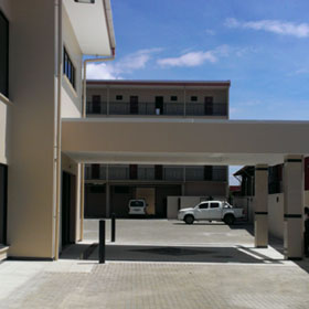 Paddy's Hotel & Apartments 
